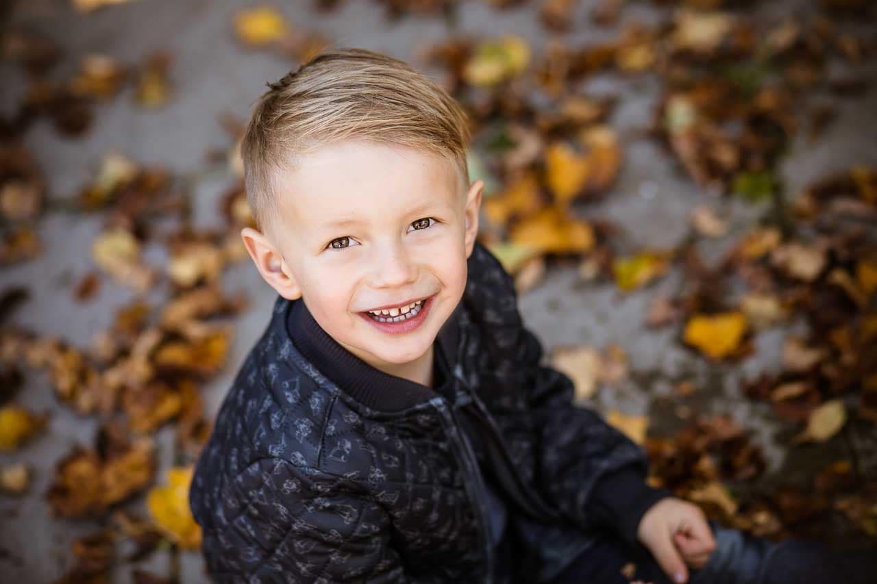 Kreativ børnefotograf med øje for detaljer og livsbekræftende billeder Kreativ børnefotograf med øje for detaljer og livsbekræftende billeder